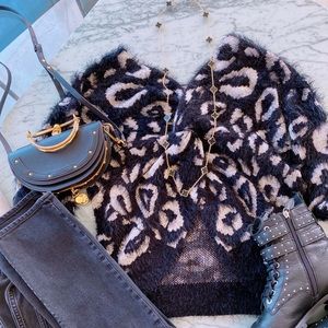 Sweater animal print with twist